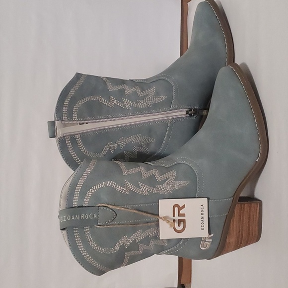 GIOAN ROCA - Picture 2 of 2